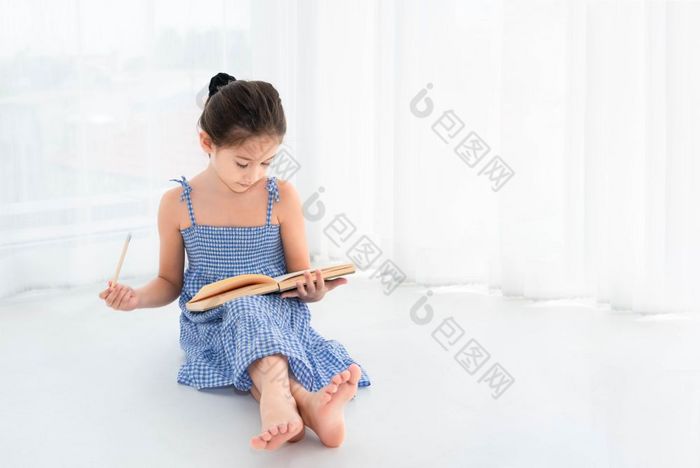 可爱的女孩回顾家庭作业和教训与笔记本和木铅笔手白色卧室背景首页教育和人生活方式自主学习概念回来学校主题