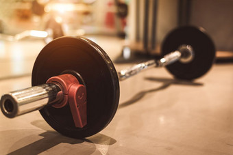 集黑色的重钢杠铃健身体育运动健身房地板上对象和锻炼概念锻炼培训和健美运动员体育运动设备和仪器为重量强度道具