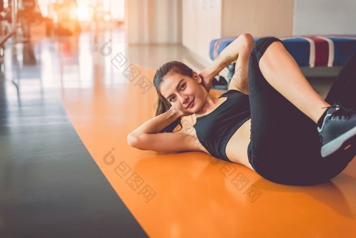 体育运动女人做坐健身体育运动培训俱乐部与体育运动设备和配件背景锻炼危机和健美运动员生活方式休闲和在室内活动有氧运动程序概念