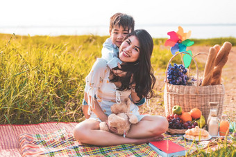 <strong>美丽</strong>的亚洲妈妈。和儿子做野餐和复活节夏天聚会，派对草地附近湖和山假期和假期<strong>人生</strong>活方式和快乐家庭生活概念泰国人