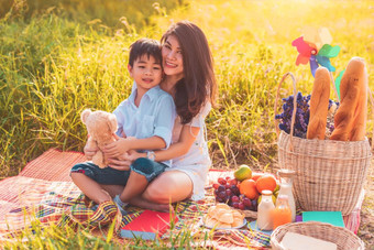 <strong>美丽</strong>的亚洲妈妈。和儿子做野餐和复活节夏天聚会，派对草地附近湖和山假期和假期<strong>人生</strong>活方式和快乐家庭生活概念泰国人