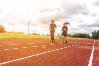 两个跑步者慢跑的比赛跟踪体育运动和<strong>社会活动</strong>概念
