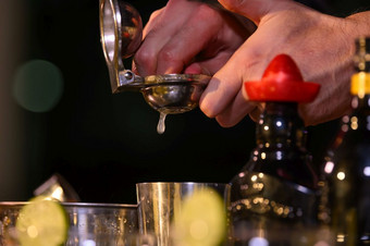特写镜头酒保手准备新鲜的汁鸡尾酒喝酒玻璃与冰晚上酒吧泡吧计数器占领和人生活方式概念户外和夜总会背景
