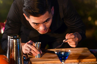专业酒保准备新鲜的汁鸡尾酒喝酒玻璃与冰晚上酒吧泡吧计数器占领和人生活方式概念户外和夜总会背景