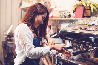 专业女咖啡师手使杯咖啡与咖啡制造商机餐厅酒吧咖啡商店人和生活方式业务食物和喝概念快乐商店老板企业家