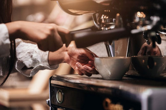 特写镜头专业女咖啡师手使杯咖啡与咖啡制造<strong>商机</strong>餐厅咖啡商店人和生活方式业务食物和喝概念商店老板主题