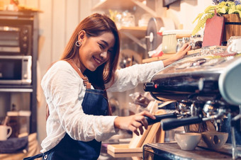 专业女咖啡师手使杯咖啡与咖啡制造<strong>商机</strong>餐厅酒吧咖啡商店人和生活方式业务食物和喝概念快乐商店老板企业家