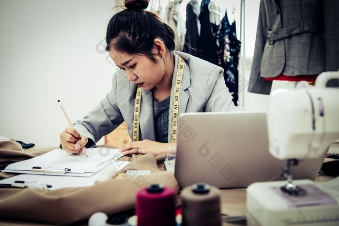 业务亚洲时尚设计师有的想法当设计新集合衣服车间工作室裁缝头疼和负思考概念裁缝女人强调写作锯齿形中风