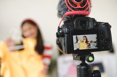 专业数码单反相机数字相机电影视频生活与视频博客博主面试背景女人训练交易和审查服装产品业务演讲培训类人生活方式