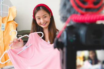 美年轻的亚洲视频博客博主面试与专业数码<strong>单反相机</strong>数字相机电影视频生活女人教练交易审查服装产品业务演讲培训类人生活方式