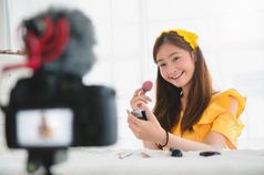 快乐亚洲年轻的美博主女孩培训如何使艺术家首页工作室女人说话前面相机视频博客女视频博客博主记录视频教程上传互联网