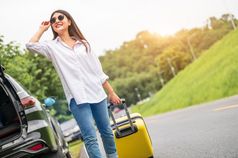 美亚洲女人与太阳镜拖黄色的手提箱行李独自一人路旅行人生活方式和假期概念自然和夏天背景女孩有车冒险运输