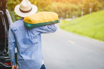 回来视图旅游走沿着路与袋在旅行农村人生活方式和假期概念男人。持有和背包为<strong>长假</strong>期旅行与山背景
