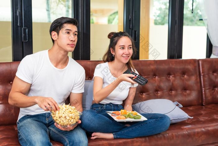 亚洲夫妻看电视在一起沙发他们的首页人和生活方式概念假期和假期概念度蜜月和前婚礼主题快乐家庭活动情人节一天