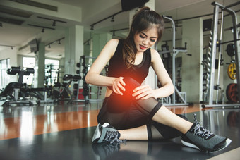 <strong>亚洲女人</strong>受伤在锻炼膝盖健身健身房体育运动中心医疗和医疗保健概念锻炼和培训主题人健康的生活方式和休闲活动问题