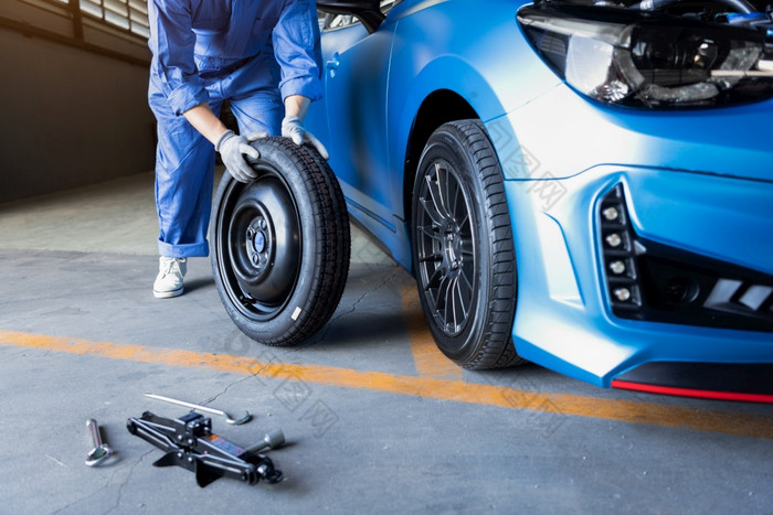 车力学改变轮胎汽车修复商店车库运输和业务工作人概念汽车技术员维护车辆客户索赔订单轮修复服务