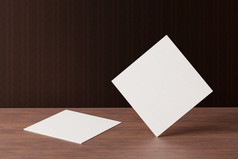 白色广场形状纸业务卡模型木棕色（的）表格背景品牌演讲模板打印图形设计两个卡片模拟插图呈现