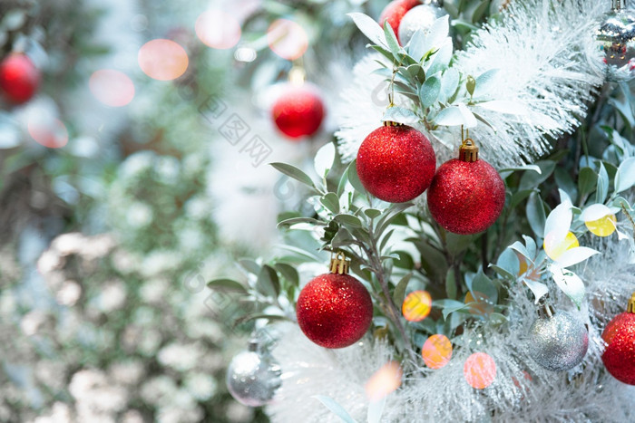 特写镜头装修点缀圣诞节树与散景散焦光背景假期庆祝活动和假期快乐圣诞节和快乐新一年季节概念