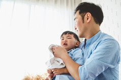 亚洲日本父亲安慰他的哭儿子和擦拭眼泪卧室他的首页白色窗帘背景人生活方式健康医疗和健康概念负情感主题