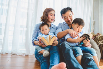 两个父母是教学他们的儿子读生活房间首页人生活方式和教育学习概念状态检疫形式新冠病毒主题研究从首页