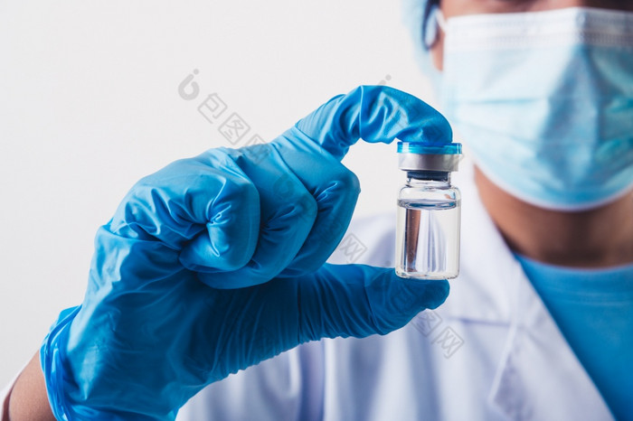 特写镜头瓶新冠病毒疫苗手专业科学家医生实验室为治疗与面具手套和实验室外套白色背景健康业务和行业概念