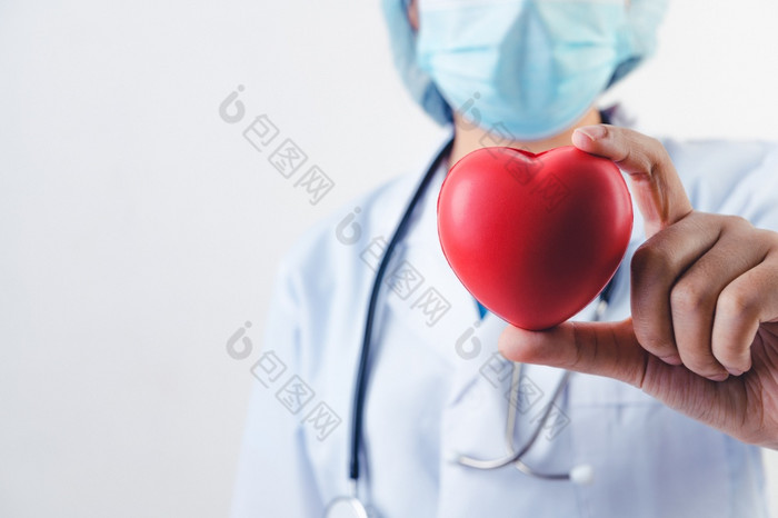 特写镜头红色的心医生手与听诊器白色背景医疗人和有氧运动医生概念心捐赠和生活救援健康哪主题