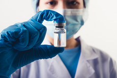 特写镜头瓶新冠病毒疫苗手专业科学家医生实验室为治疗与面具手套和实验室外套白色背景健康业务和行业概念