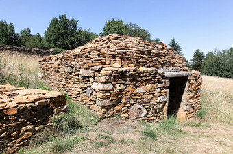 老和典型的石头小屋被称为caborne法国语言圣西尔蒙特奖。法国