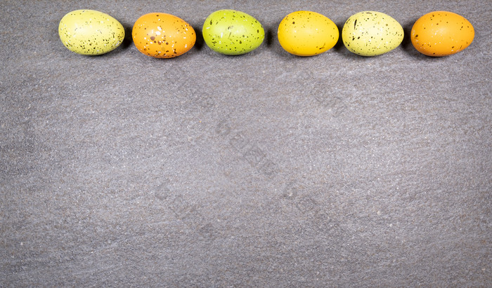 混合复活节鸡蛋所有颜色和大小灰色的花岗岩石头背景复活节概念混合复活节鸡蛋所有颜色和大小灰色的花岗岩石头背景复活节概念