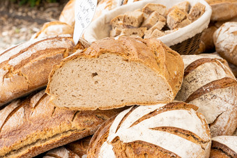 有机国家面包使与酵母与不同的谷物和煮熟的在木火法国有机国家面包使与酵母与不同的谷物和煮熟的在木火