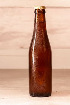 瓶琥珀色的啤酒与它的胶囊