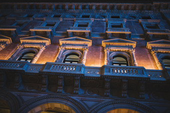美丽的米兰大教堂建筑外观视图令人惊异的阳台的角度来看和照<strong>明</strong>与<strong>黄色</strong>的和蓝色的音调