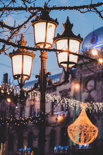 圣诞节和新一年tbilisi’s街道与美丽的<strong>灯饰</strong>和装饰