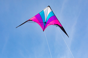 色彩斑斓的风筝飞行的蓝色的天空