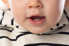 小微笑婴儿与两个新牙齿孤立的白色背景