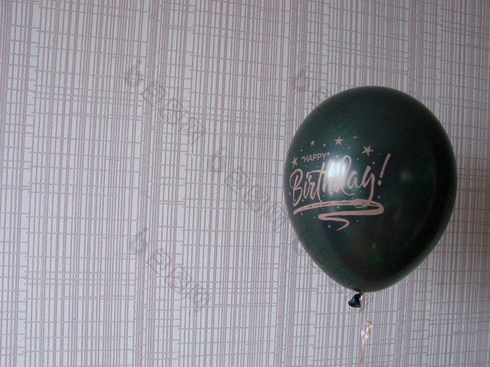 黑色的气球与的单词快乐生日的地方为文本黑色的气球与单词快乐生日黄色的背景空间为文本