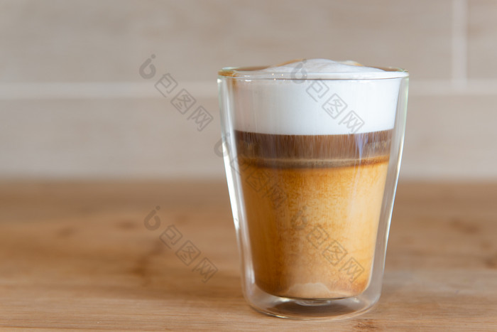 多层咖啡卡布奇诺咖啡玻璃杯木表格多层咖啡卡布奇诺咖啡玻璃杯木表格