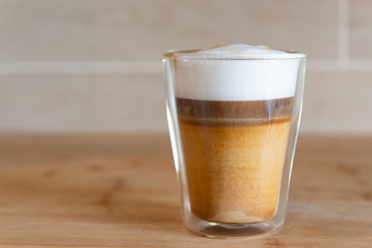 多层咖啡卡布奇诺咖啡<strong>玻璃杯</strong>木表格多层咖啡卡布奇诺咖啡<strong>玻璃杯</strong>木表格