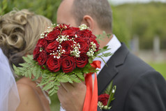 不错的婚礼花束新娘rsquo手吻在花束不错的婚礼花束新娘rsquo手