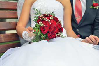不错的婚礼花束新娘rsquo手吻在花束不错的婚礼花束新娘rsquo手