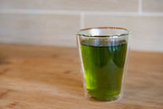 绿色茶杯和玻璃壶罐子的木表格绿色茶杯和玻璃壶罐子的木表格
