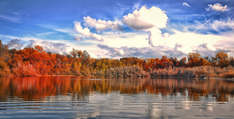 秋天公园的湖秋天公园的湖蓝色的天空