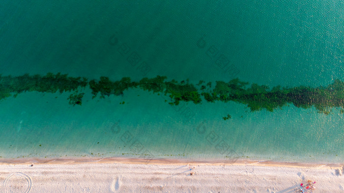 空中视图海波崩溃海滩没有人无人机镜头空中视图海波崩溃海滩没有人太阳眩光的水