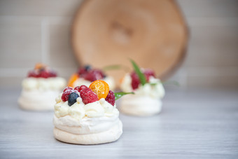 巴甫洛娃蛋白酥皮沙漠蛋糕与奶油和小水果巴甫洛娃蛋白酥皮蛋糕与奶油和小水果