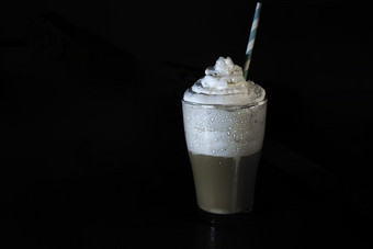 多层咖啡卡布奇诺咖啡玻璃杯黑色的背景和免费的文本空间多层咖啡卡布奇诺咖啡玻璃杯与生奶油