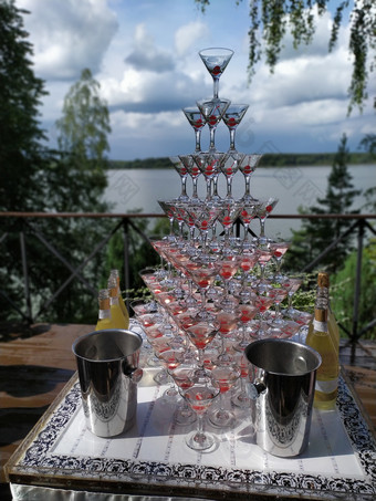 香槟幻灯片金字塔喷泉使香槟眼镜与樱桃香槟幻灯片金字塔喷泉使香槟眼镜与樱桃
