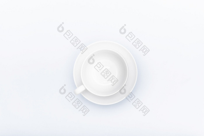 白色瓷杯飞碟白色背景与Copyspace白色瓷杯飞碟孤立的白色背景