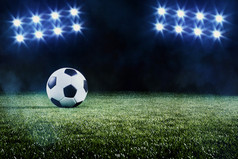 足球球足球场背光两个银行八个明亮的闪亮的聚光灯草水平视图与雾