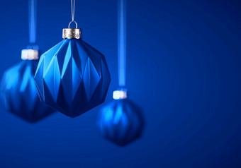 三个圣诞节球对皇家蓝色的背景马特蓝色的装饰物与现代几何模式圣诞节装饰节日大气概念复制空间
