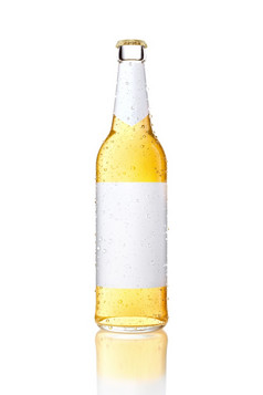 一个透明的玻璃瓶与空白标签光啤酒瓶与浓缩水滴孤立的白色含酒精的饮料和点心概念
